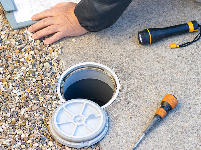 お庭の排水・吸水部分の水漏れや排水口の詰まり対応